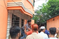 চুরি-করে-পালানোর-সময়-গ্রিলে-আটকা-পড়েছে-যুবক-তারপর