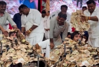 টাকার-স্তূপের-নিচে-চাপা-পড়েও-গান-চালিয়ে-গেলেন-এই-শিল্পী-