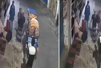 বাসার-সামনে-ছিনতাইয়ের-শিকার-দুই-নারী-ভিডিও-ভাইরাল