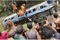 নিয়ন্ত্রণ-হারিয়ে-রাস্তার-পাশের-পুকুরে-যাত্রীবাহী-বাস