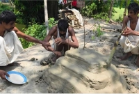 ক্ষুধার-কষ্টে-খাবারের-প্লেট-হাতে-মায়ের-কবরের-পাশে-বসে-থাকেন-তিন-প্রতিবন্ধী-ভাই