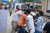 বিএনপি-নেতাকে-কিল-ঘুষি