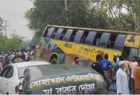 বাসচাপায়-ঘটনাস্থলেই-৩-যাত্রীর-মৃত্যু