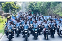 দোকানপাট-বন্ধ-রেখে-কাজকর্ম-ফেলে-হাজার-হাজার-মানুষ-এখানে-এসে-জড়ো-হয়েছে