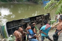 নিয়ন্ত্রণ-হারিয়ে-যাত্রীদের-নিয়ে-বাস-পুকুরে