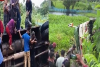 খাদে-গিয়ে-পড়ল-যাত্রীবাহী-বাস