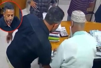 অণ্ডকোষ-চেপে-ধরে-চেক-ও-স্ট্যাম্পে-স্বাক্ষর-আদায়ের-ভিডিও-ভাইরাল-