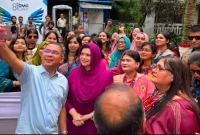 প্রধানমন্ত্রী-নিজেই-সেলফি-তুললেন-ঢামেকের-৮০-বছরপূর্তি-অনুষ্ঠানে