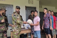 বন্যাকবলিত-পরিবারের-মাঝে-ত্রাণসামগ্রী-বিতরণ-করেছেন-সেনাবাহিনী
