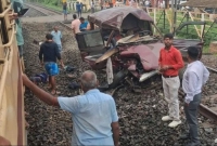 স্কুল-বাসে-যাত্রীবাহী-ট্রেনের-ধাক্কা-হতাহত-অনেক