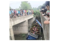 ব্রেক-বিকল-হয়ে-খালে-গিয়ে-পড়ল-যাত্রীবাহী-বাস-নিহত-১