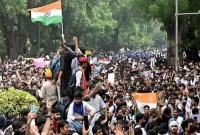 বাস-ও-ট্রেনে-করে-নতুন-নতুন-বিক্ষোভকারী-আন্দোলনস্থলে-যোগ-দিচ্ছে
