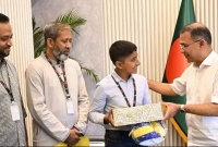 কিশোর-তাহসিনের-হাসির-পেছনে-লুকিয়ে-আছে-গভীর-এক-বেদনার-গল্প-শুনালেন-প্রধানমন্ত্রীকেও