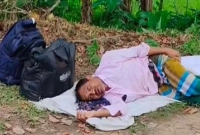 গভীর-রাতে-প্রবাসফেরত-অসুস্থ-স্বামীকে-রাস্তায়-ফেলে-গেলেন-স্ত্রী-
