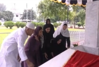 মেয়ে-জাইমাকে-নিয়ে-বাবার-কবর-জিয়ারত-করলেন-ডা-জুবাইদা-রহমান