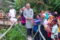 লাল-ফিতা-কেটে-বিএনপি-নেতার-বাঁশের-সাঁকো-উদ্বোধন