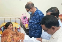 হাসপাতালের-বিভিন্ন-ওয়ার্ড-অপারেশন-থিয়েটার-ফার্মেসি-ও-রান্নাঘর-ঘুরে-দেখেলেন-স্বাস্থ্যমন্ত্রী