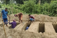 ৫-শিশুর-পাশাপাশি-কবরে-দাফন