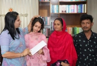 ডাক্তার-হতে-চান-খুপরি-ঘরে-বেড়ে-ওঠা-মেধাবী-সালমা-পাশে-দাঁড়ালেন-ডিসি-ফরিদা