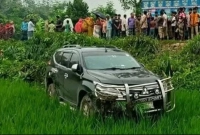 প্রতিবন্ধী-নারীকে-বাঁচাতে-গিয়ে-ধানখেতে-প্রতিমন্ত্রীর-গাড়ী