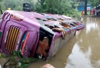 নিয়ন্ত্রণ-হারিয়ে-পুকুরে-গিয়ে-পড়ল-ডাবল-ডেকার-স্লিপার-বাস