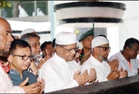 সিলেটে-পৌঁছে-হজরত-শাহজালাল-রহ-ও-হজরত-শাহপরান-রহ-এর-মাজার-জিয়ারত-করলেন-রাষ্ট্রপতি