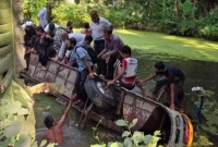 নিয়ন্ত্রণ-হারিয়ে-পুকুরে-উলটে-পড়ল-যাত্রীবাহী-বাস