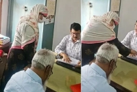 বোরকা-পরে-ভূমি-অফিসে-ডিসি--তারপর