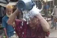 স্বামীর-কাছ-থেকে-মেয়েকে-ছাড়িয়ে-এনে-প্রকাশ্যে-বাজারে-দুধ-দিয়ে-গোসল-মায়ের-