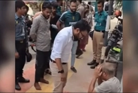 রাজধানীর-ফুটপাতে-বয়স্ককে-মারধর-কান-ধরে-ওঠবস-জানা-গেল-আসল-কারণ