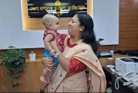 কান্নায়-ভেঙে-পড়ে-এতিম-শিশু-আব্দুল্লাহ-আবেগ-ধরে-রাখতে-পারেননি-জেলা-প্রশাসকও