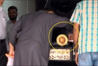 নিজ-হাতে-গাড়ি-থেকে-সরকারি-লোগো-খুলে-ফেললেন-ইশরাক-হোসেন