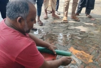 কোটালীপাড়ায়-পানির-পাম্প-থেকে-বের-হচ্ছে-গ্যাস-আগুন-জ্বলছে-দাউ-দাউ-করে